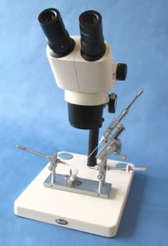 Besamungsgerät mit Schley-Spritze und Stachelgreifer mit Mikroskop, Licht und Narkoseeinrichtung, Wachholz  Art. Nr. 1.04