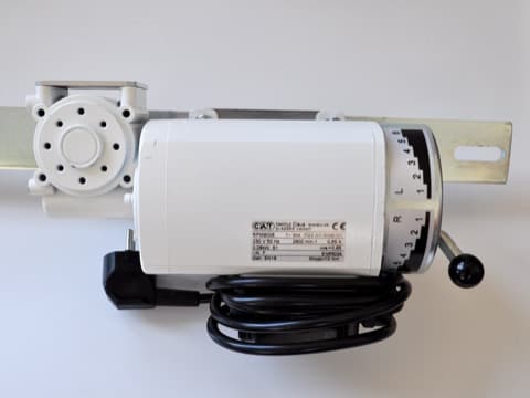 Schleuderoberantrieb (Schleuderhexe) mit Langloch für Traversenlochabstand 495-548 mm, ohne Sicherheitseinrichtung für den Export